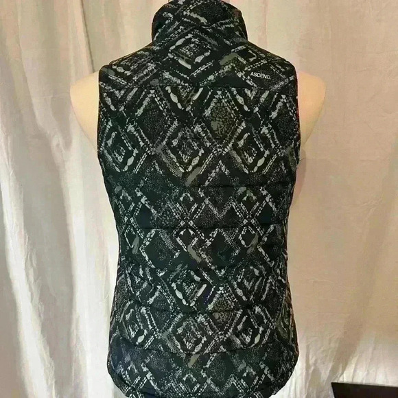 Ascend Women’s Size Small Puffer Winter Vest. Pockets. Full Zip - Picture 4 of 7